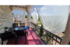 Apartmaji Blazevic, Njivice Apartma 4: (2+2) – PINK YH foto 2