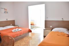 Apartmaji Stone  Tučepi  Apartma 3 – A3+1 -102 foto 1