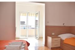 Apartmaji Stone  Tučepi  Apartma 3 – A3+1 -102 foto 4