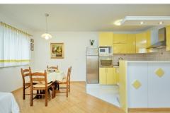 Apartmaji Zelic Tucepi Apartma 2: (2+2) – Yellow Apt foto 5