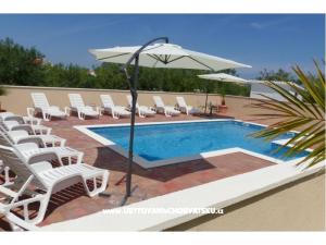 POOL HOUSE STIPE
