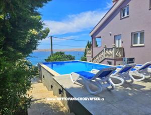 Beachfront Apartmaji Baricevic wit