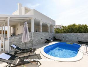 Apartma z bazenom and jacuzzi