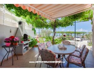 Apartmaji MARINA - Villa NEDIKA