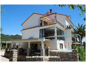 DeltaS Studios and Apartmaji