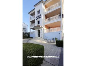 Apartmaji ***Villa Mija***