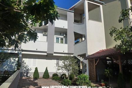 Apartmaji DIVNA Baška Voda Hrvaška