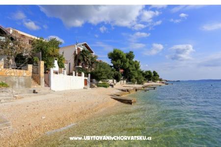 Apartmaji Mikulandra na plaži foto 4