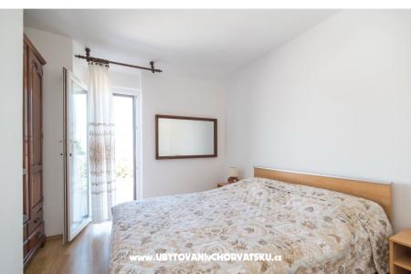 * Dvori * otok Brač Hrvaška