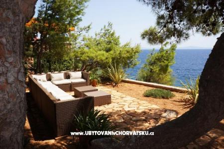 Villa pod borom otok Hvar Hrvaška