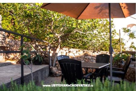 Hiša Amalia with Seaview – Karlobag Hrvaška