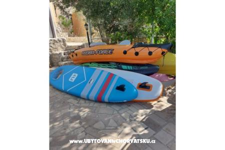 Apartmaji Dinko s grijanim bazenom Marina - Trogir Hrvaška
