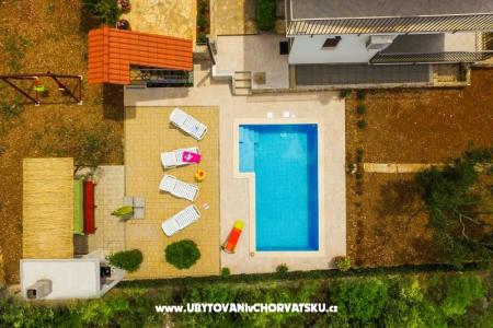 Apartmaji Vila Nena z bazenom foto 3