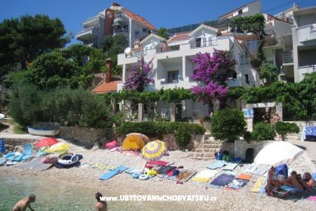 Bougainvillea beach house apartmani Omiš Hrvaška