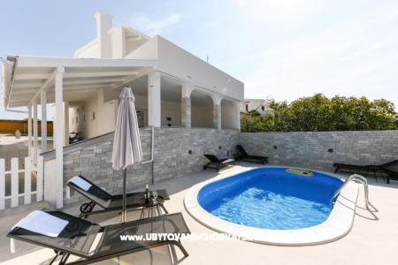Apartma z bazenom and jacuzzi otok Pag Hrvaška