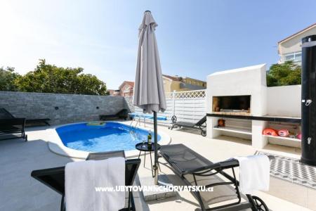 Apartma z bazenom and jacuzzi foto 2