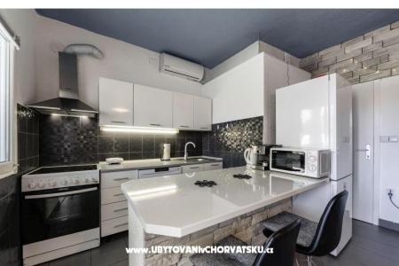 Apartma z bazenom and jacuzzi foto 5