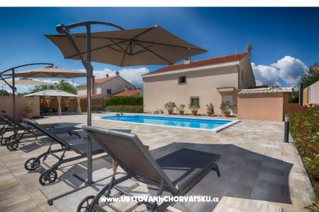  Hiša z bazenom - Villa Marijana  foto 3