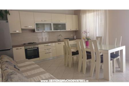 Apartmaji TONĆI I IRIS*** foto 4