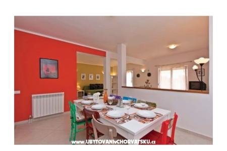 Family house z bazenom foto 5