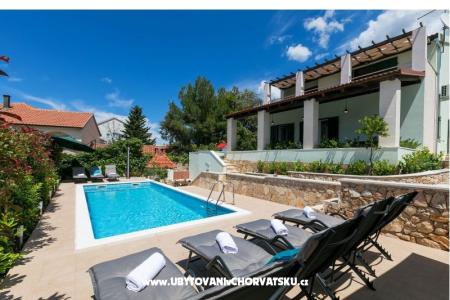 Villa Marina + pool Rogoznica Hrvaška