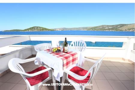 Vinka apartments DIREKT NA PLAŽI Rogoznica Hrvaška