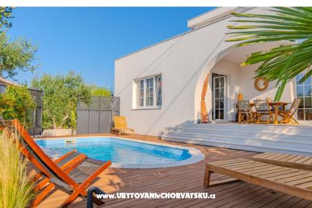 The Three Flowers Pool Hiša Trogir Hrvaška