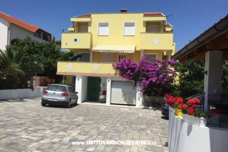 Apartmaji SARIC A otok Vir Hrvaška