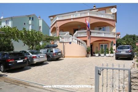 Apartmaji Ćosić  Vodice Hrvaška