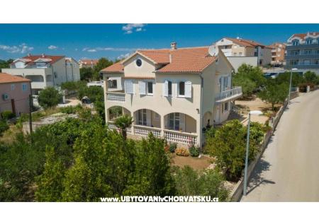 Apartmaji Duzelovi dvori  Vodice Hrvaška