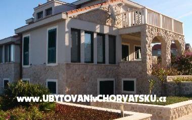 Apartma Lucija - apartmaji Betina Hrvaška