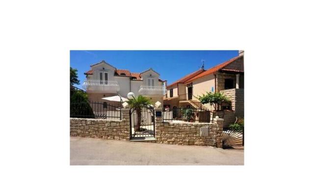 Apartmaji Bera, Julie i Edi - apartmaji otok Brač Hrvaška