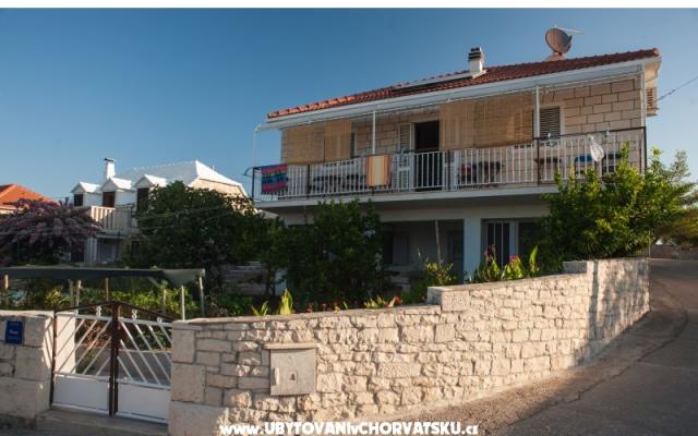 APARTMANI I SOBE,KUCA ZA ODMOR - apartmaji otok Brač Hrvaška