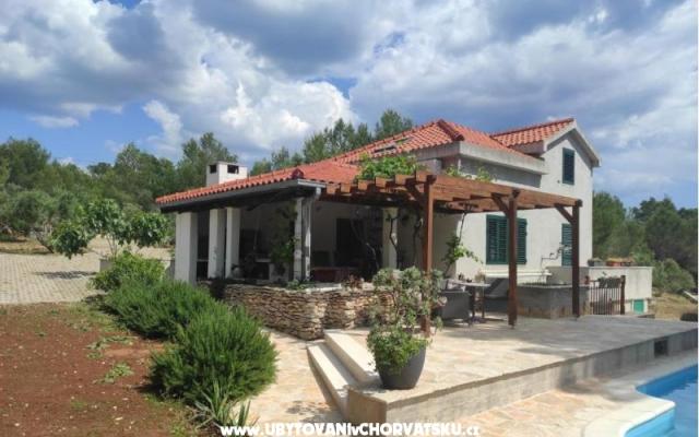 Family Hiša Futura - apartmaji otok Brač Hrvaška