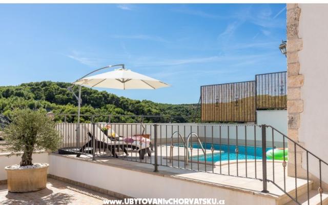 Holiday Hiša Brač - apartmaji otok Brač Hrvaška
