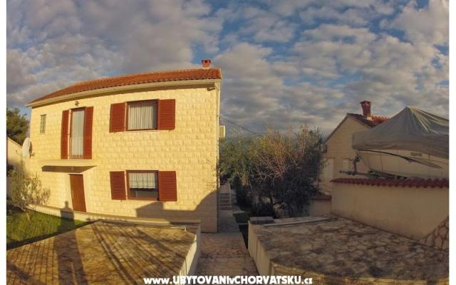 Hiša na moru - apartmaji otok Brač Hrvaška