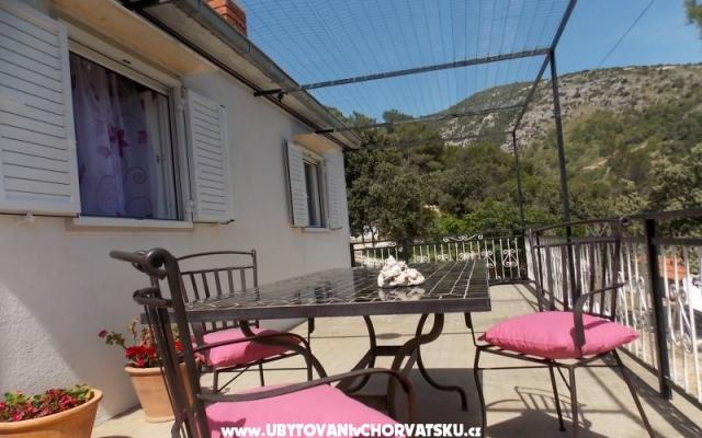Roninzonada Eda - apartmaji otok Brač Hrvaška