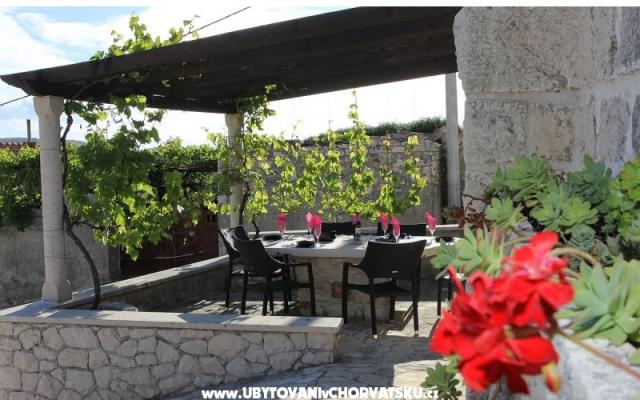 Villa Ragazza - apartmaji otok Brač Hrvaška