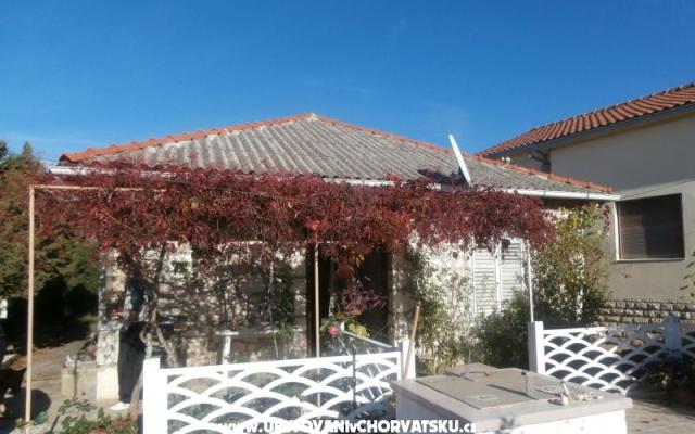 Počitniški dom - Zapuntel - apartmaji otoci Ist i Molat Hrvaška