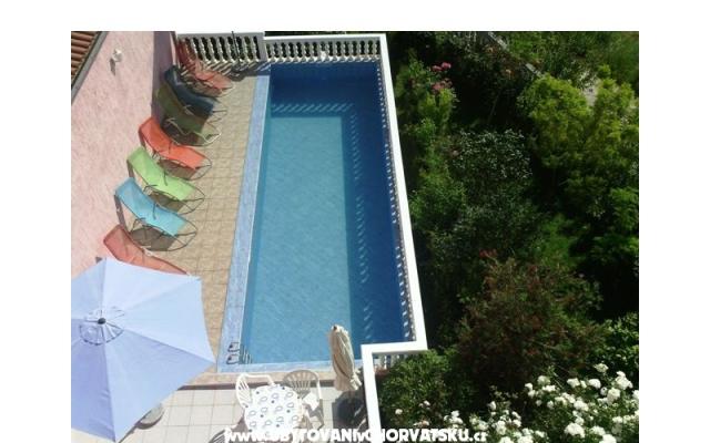 Villa Sandra - apartmani s  bazenom - apartmaji Kaštela Hrvaška