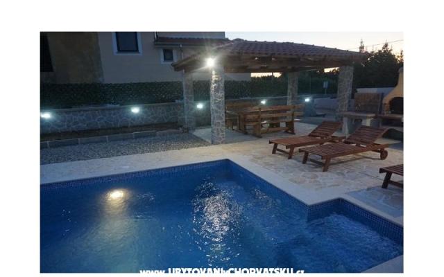 Apartma Iris - apartmaji otok Krk Hrvaška