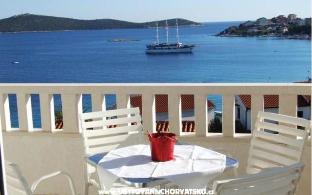 Apartmaji Villa MANDINA z bazenom - apartmaji Marina - Trogir Hrvaška