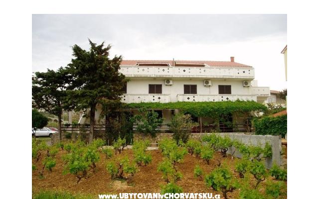 Apartma Lucija - apartmaji Novalja - Pag Hrvaška