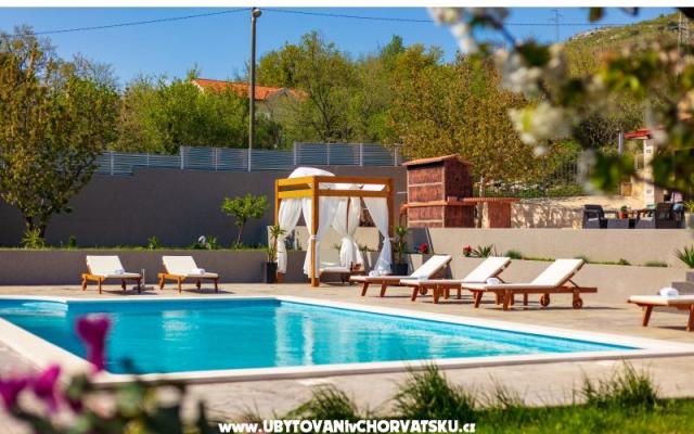 Villa Relax - apartmaji Omiš Hrvaška