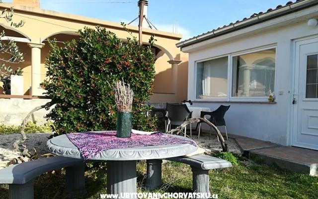 Apartmaji Kristina - apartmaji Pakoštane Hrvaška