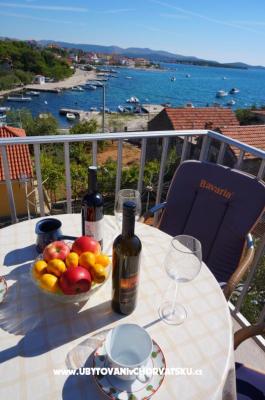Beach house - Brodarica Šibenik - apartmaji Šibenik Hrvaška