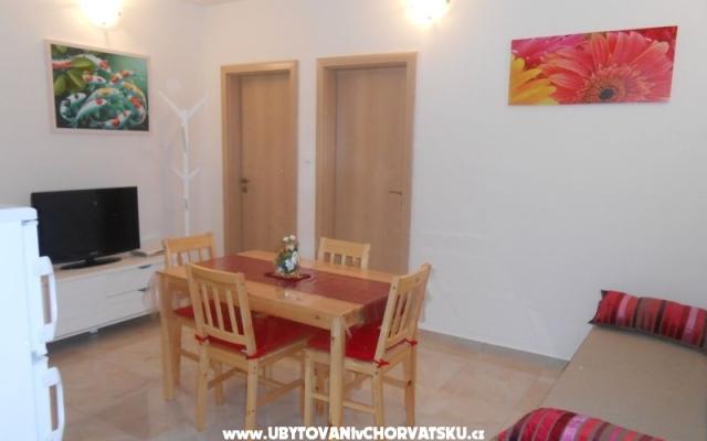 Počitniški dom Marinela - apartmaji Tisno Hrvaška