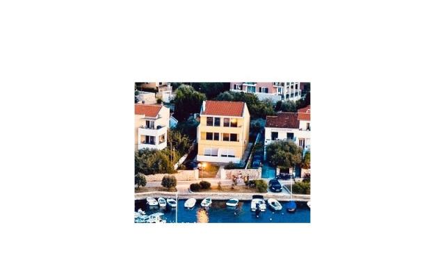 All Beachfront  - apartmaji otok Ugljan Hrvaška