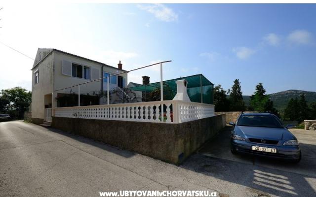 Počitniški dom Martin - apartmaji otok Ugljan Hrvaška