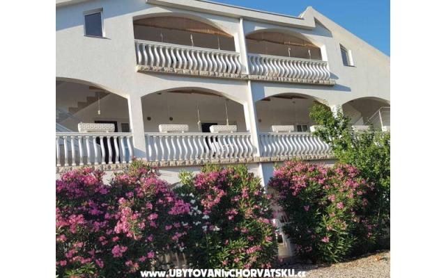 Vila Katarina - apartmaji otok Vir Hrvaška